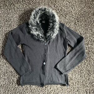 Ladies grey cardigan with faux fur collar that is removable. Large